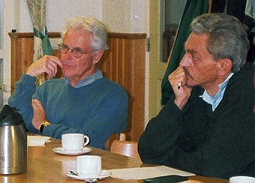 Harry Bouten tijdens een ledenvergadering in 2001, met Jan Tak